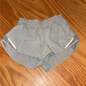 Lululemon Hotty Hot Low-Rise Lined Short 2.5